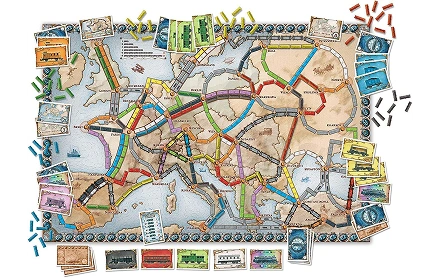 Plansza do gry Tickets to Ride z kolorowymi trasami kolejowymi, kartami i elementami do gry w strategiczną grę kolejową.